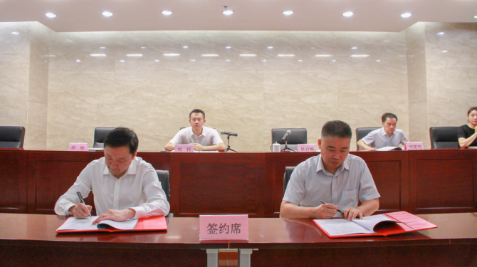 西投控股舉行公司經(jīng)理層及全資子公司、主要控股公司經(jīng)理層崗位聘任協(xié)議簽訂儀式